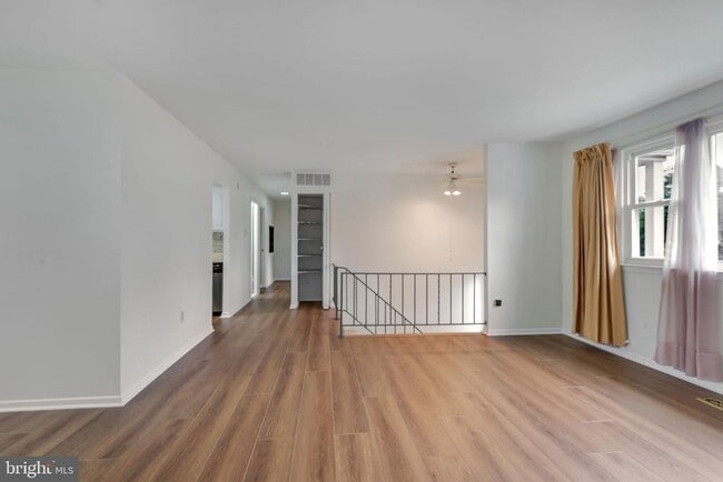 Building Photo - 852 Birchwood Ct