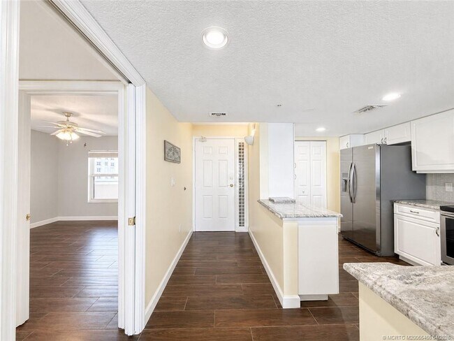 Building Photo - 5051 N Hwy A1A