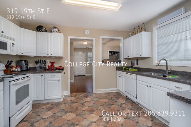 Building Photo - 319 19th St E