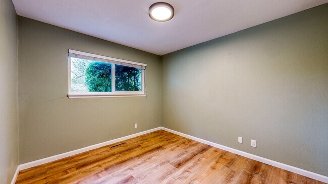 Building Photo - 3 Bedroom 2 Full Bath with Private Yard and 1 Car Garage !