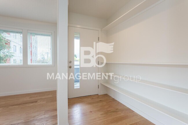 Building Photo - Light & Bright Newer Duplex in Close-in NE...