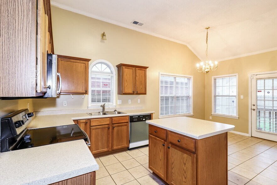 Building Photo - 8691 Overcup Oaks Dr