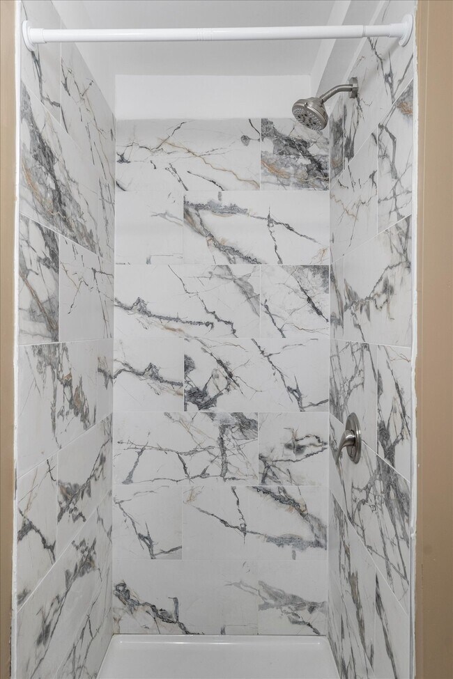 Building Photo - 424 S Eden St