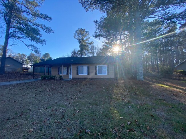 Primary Photo - 3 Bedroom 1.5 Bath Home in Douglasville!