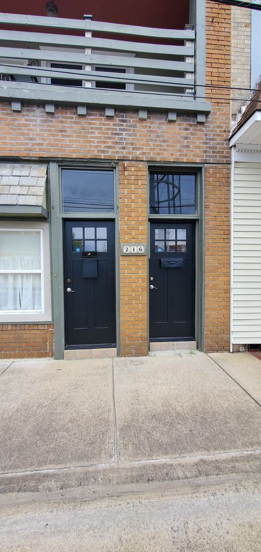 Building Photo - Beautiful 2BR/1BA Apartment with Utilities Included – Prime Downtown Location