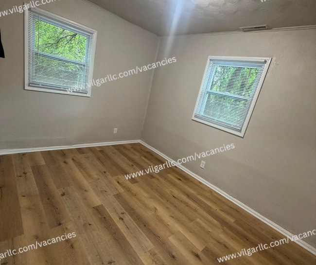 Building Photo - 260 Van Buren St