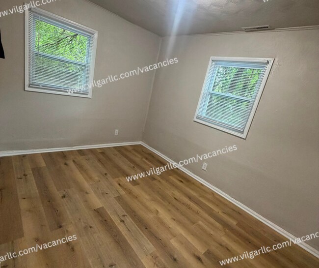 Building Photo - Very spacious 3 Bedroom and 1 Bathroom Home