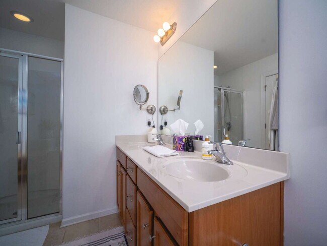 Building Photo - "Exquisite  2-Bed Townhouse with 2.5 Baths in Prime Charlotte Location – 1,531 Sq Ft of Comfort!"