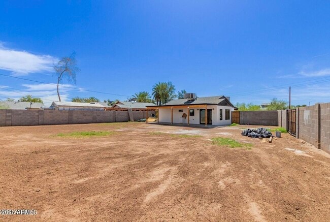 Building Photo - 902 E Fairmount Ave