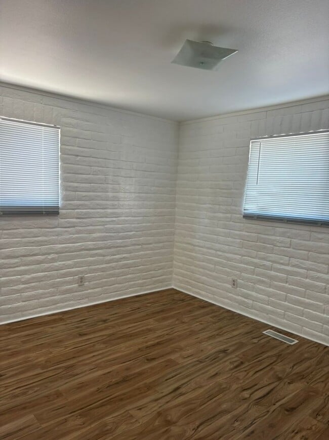 Building Photo - Cozy 2-Bedroom Duplex for Rent!