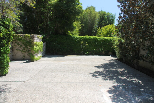 parking - 1741 Coldwater Canyon Dr