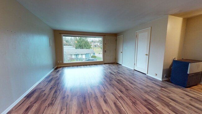 Building Photo - Large Bremerton Duplex Unit Available for ...