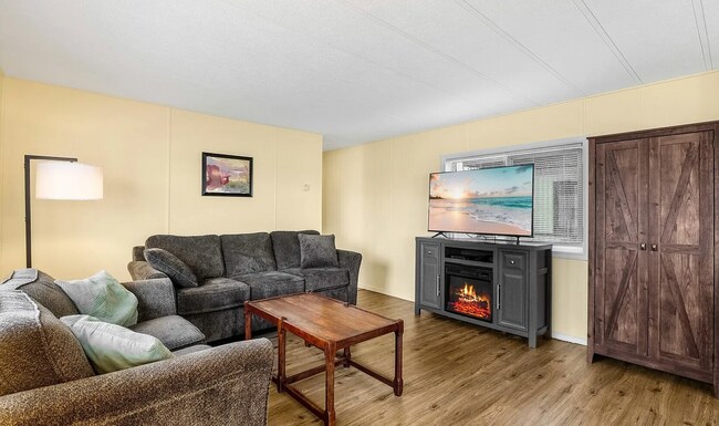 Building Photo - Waterfront Tiny Home for Rent! Fully Furni...