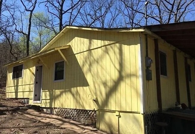 Building Photo - 2 BEDROOM 1 BATH House