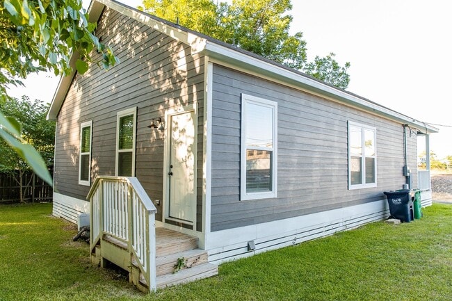 Building Photo - 211 N Austin St