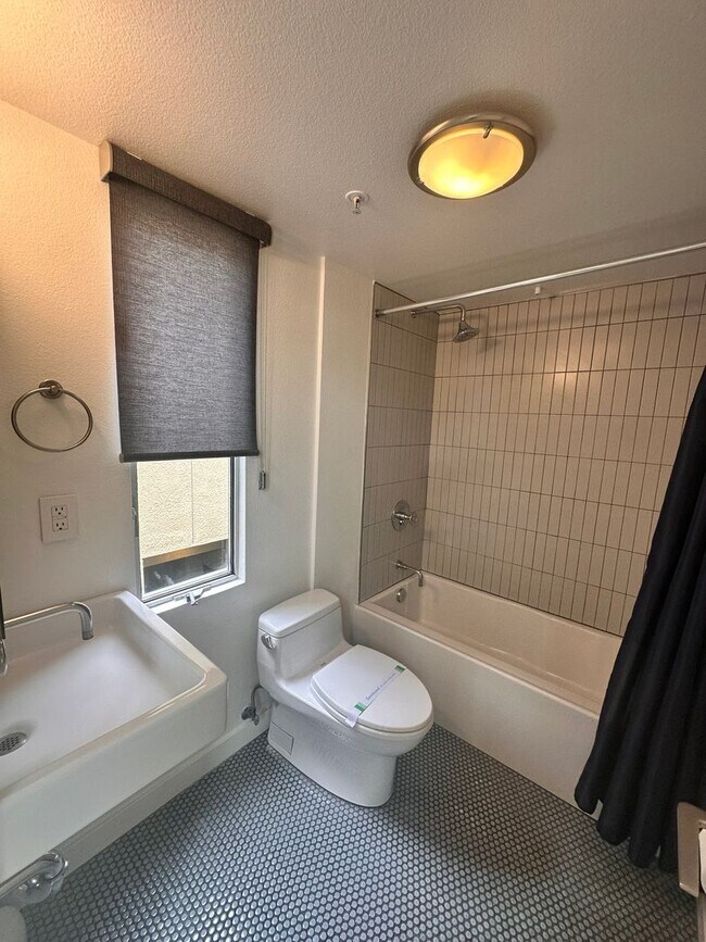 Building Photo - DOWNTOWN GEM - Two-level loft with private...