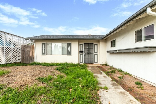 Building Photo - Charming Single-Story 3-Bed Home with Pool in Camarillo
