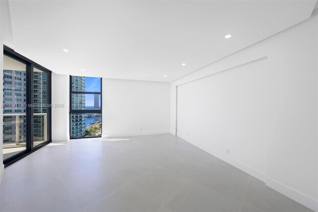 Building Photo - 20281 E Country Club Dr