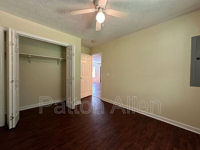 Building Photo - 105 Salola St