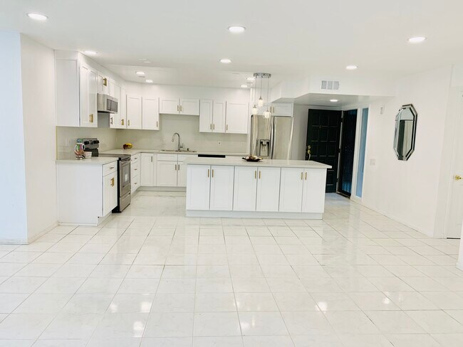 Building Photo - 5301 Balboa Blvd