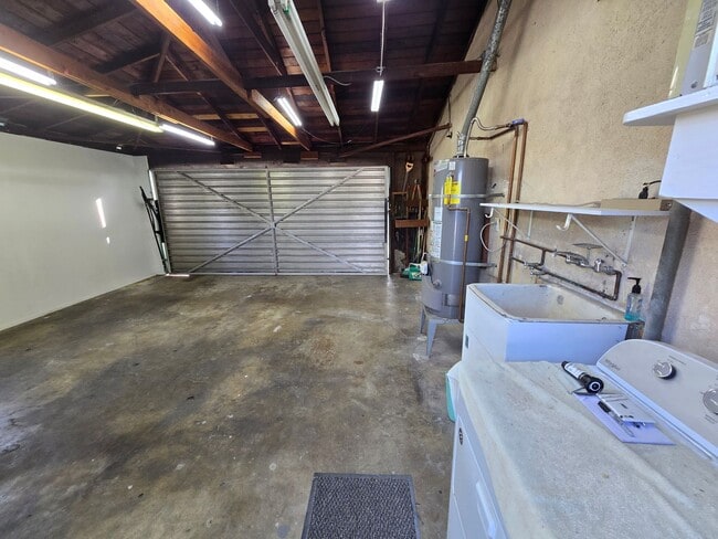 Building Photo - Classic 3 Bed, 2 Bath Home on Large Lot