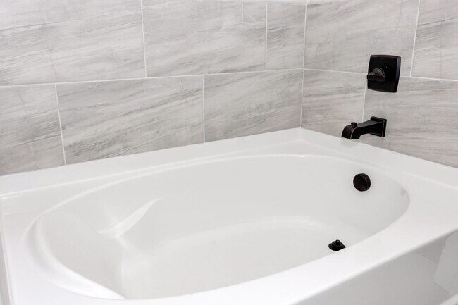 Building Photo - Fully Furnished 3 Bedroom Home Near Toyota...