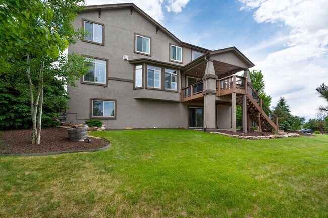 Building Photo - Elegant Mountain-View Retreat in Stone Cro...