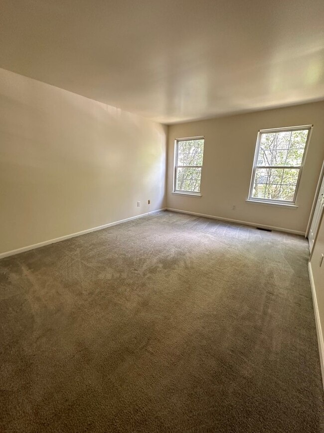 Building Photo - 3 bedroom in Essex Place