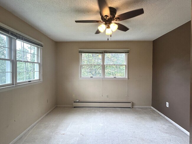 Building Photo - 4/2.5 in Beautiful Warrensville! Lots of S...