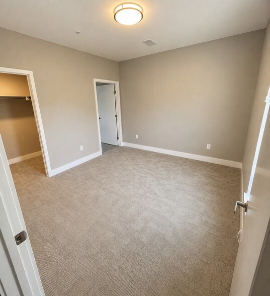 Primary bedroom - 2374 S University Blvd
