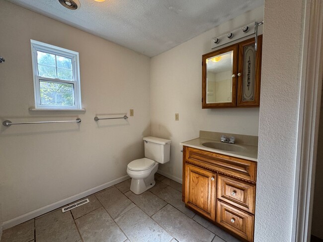 Building Photo - Cozy 2 Bedroom 1 Bathroom Home Nestled in ...