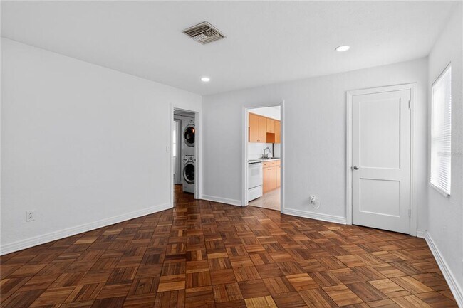 Building Photo - 1060 Iroquois St