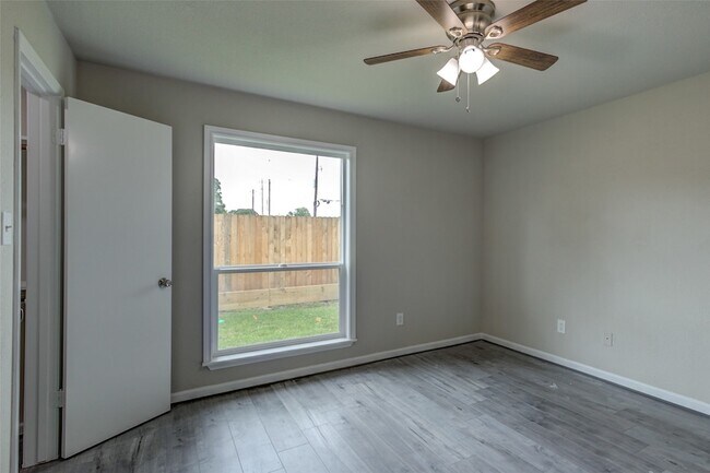 Building Photo - 3300 Pebblebrook Dr