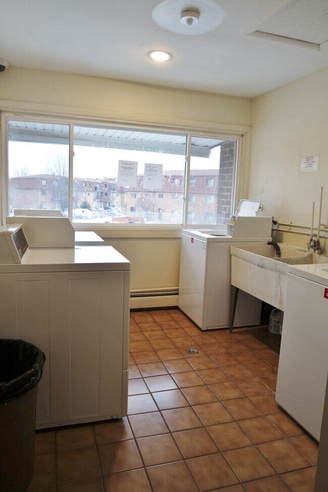 Building Photo - 10369 Dearlove Rd