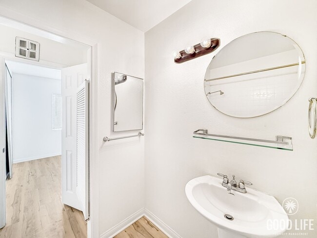 Building Photo - Great 2B/1.5BA Condo in Del Cerro for Rent!