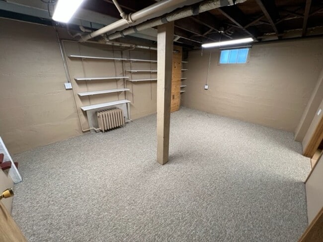 Building Photo - Duluth MN - 3 Bedroom - 2 Bath - 1 Car Gar...