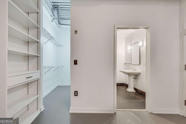 Building Photo - 400 Village Pkwy