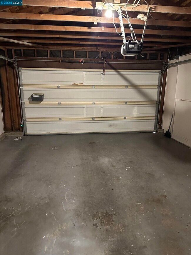 Building Photo - 1700 Siskiyou Dr