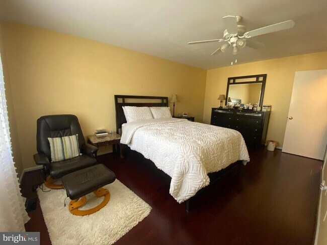 Building Photo - 8207 Stationhouse Ct