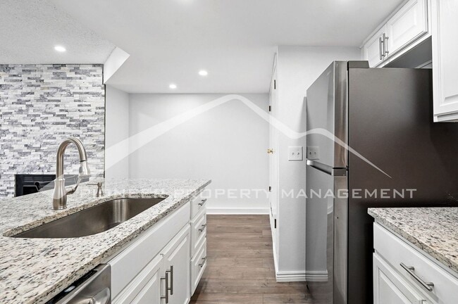 Building Photo - Charming Condo with Washer/Dryer and Mount...