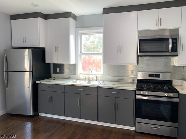 Building Photo - 214 21st St