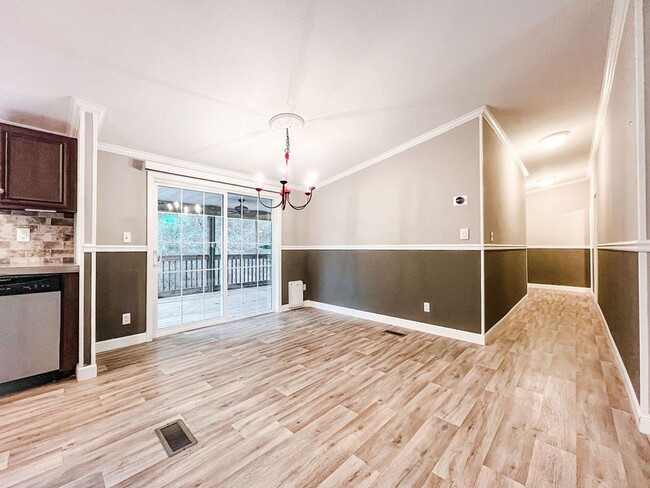 Building Photo - LOCATION! 5 mins from Carolina Beach bridg...