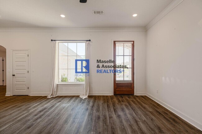 Building Photo - 3 Bed/2 Bath Home in Silver Ridge