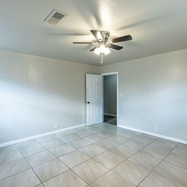 Building Photo - Room to Grow! Spacious, Remodeled 3/2/2 in Great Location!