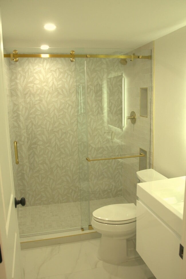 Building Photo - 340 Sunset Dr