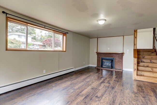 Building Photo - Spacious 4 Bed 2 Bath Home