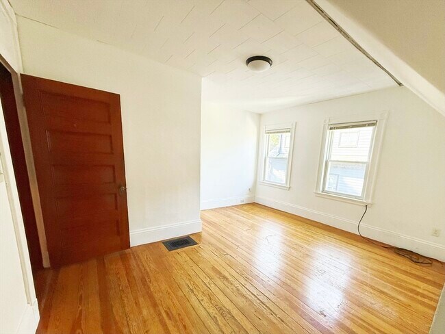 Building Photo - 582 Cambridge St