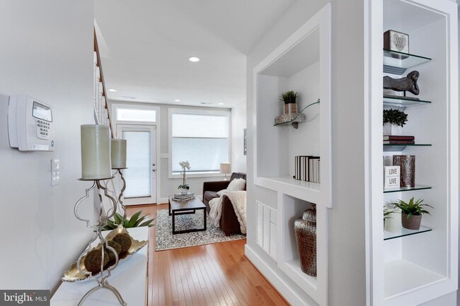 Building Photo - Gorgeous Rowhome Walking Distance to Colum...