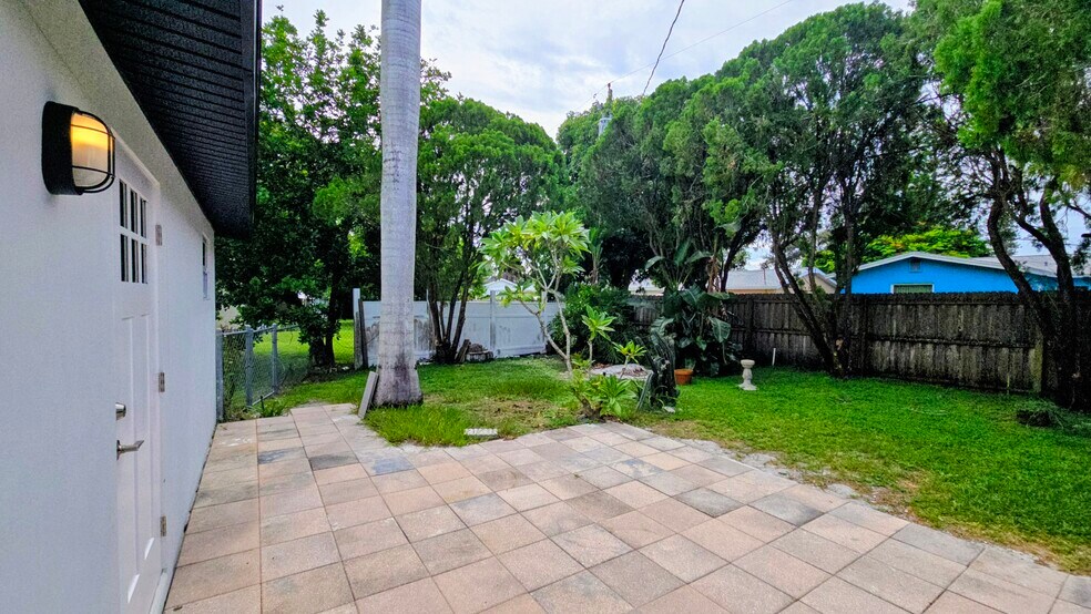 Building Photo - 115 15th Ave SW