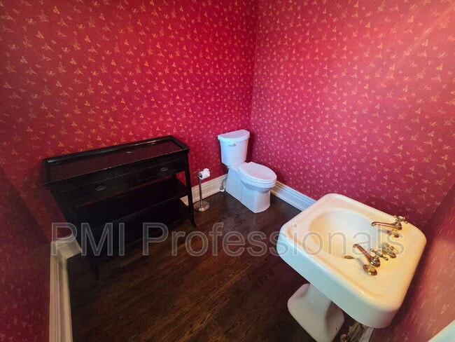 Building Photo - 401 E Main St